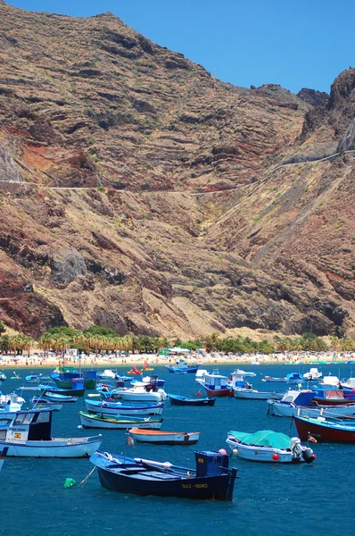 Barevné rybářské lodě na pláži Teresitas na Tenerife — Stock fotografie