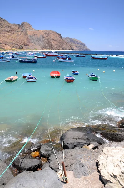 Barevné rybářské lodě na playa de las Teresitas na ostrově Tenerife, Španělsko — Stock fotografie