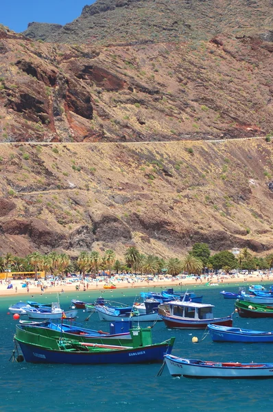 Kolorowe rybackie łodzie na plaży playa de las Teresitas na wyspie Teneryfa, Hiszpania — Zdjęcie stockowe