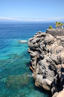 Turkuaz koy ve volkanik kayalıklarla Callao Salvaje Tenerife, İspanya