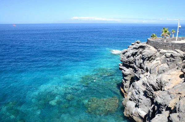 テネリフェ島、スペインのラス ・ アメリカスで青緑色の湾や火山崖 — ストック写真