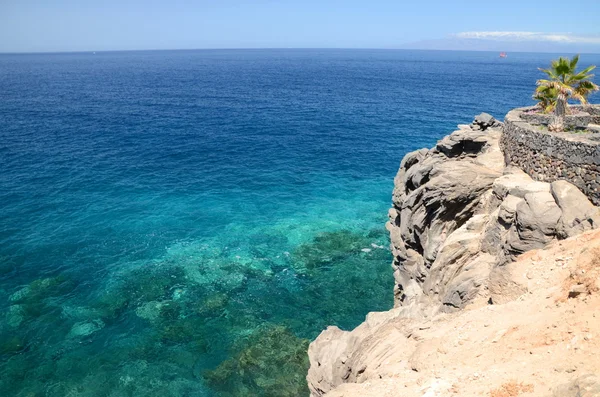 Türkisfarbene Bucht und vulkanische Klippen in callao salvaje auf Teneriffa, Spanien — Stockfoto