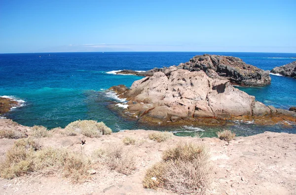 Turquoise bay and volcanic cliffs in Playa Paraiso on Tenerife, Spain — Stock Photo, Image