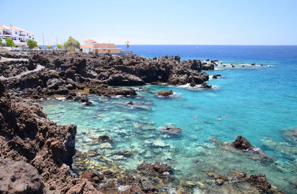 Lindo turquesa baía rochosa em Playa de San Juan em Tenerife, Espanha — Fotografia de Stock