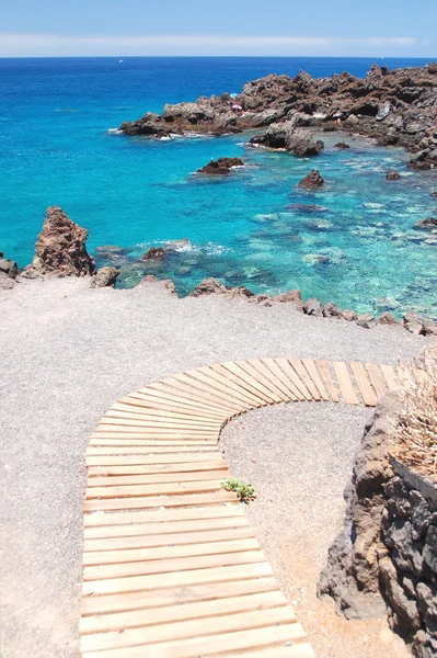 Wunderschöne türkisfarbene felsige Bucht in playa de san juan auf Teneriffa, Spanien — Stockfoto