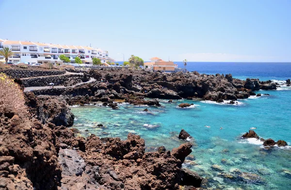 Lindo turquesa baía rochosa em Playa de San Juan em Tenerife, Espanha — Fotografia de Stock