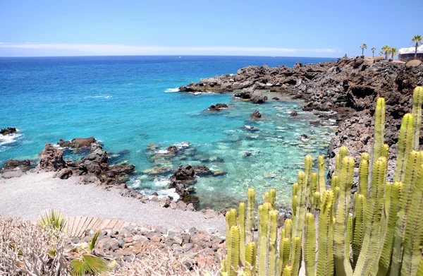 Wunderschöne türkisfarbene felsige Bucht in playa de san juan auf Teneriffa, Spanien — Stockfoto