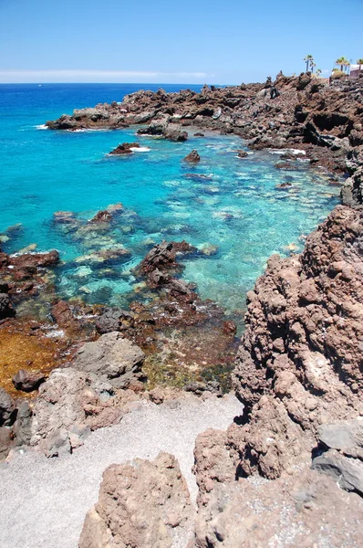 Lindo turquesa baía rochosa em Playa de San Juan em Tenerife, Espanha — Fotografia de Stock