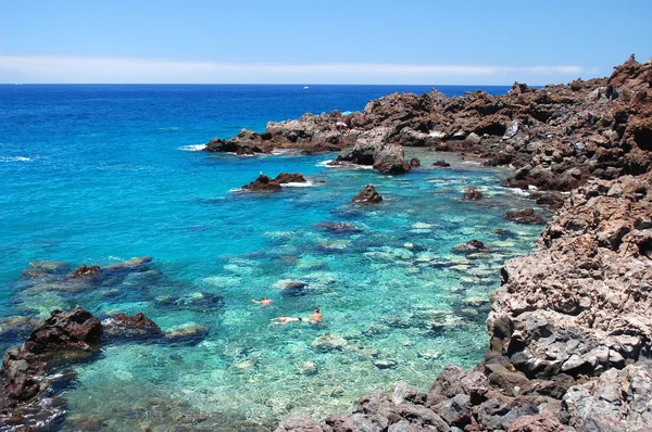 在西班牙特内里费岛的海滩 de San Juan 华丽绿松石岩石湾 — 图库照片