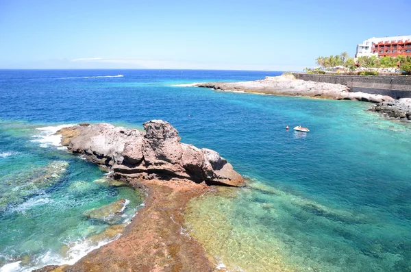 Schilderachtige kustlandschap van turquoise Atlantische Oceaan in Playa Paraiso op Tenerife, Spanje — Stockfoto