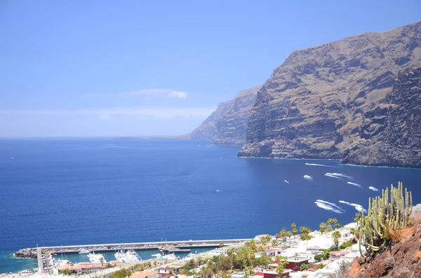 Falésias gigantes vulcânicas gigantes em Tenerife, Espanha — Fotografia de Stock