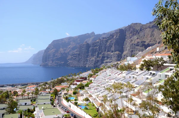 Falésias gigantes vulcânicas gigantes em Tenerife, Espanha — Fotografia de Stock