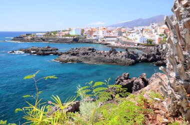 Pitoresk plaja ve volkanik kayalarda Alcala Tenerife, İspanya