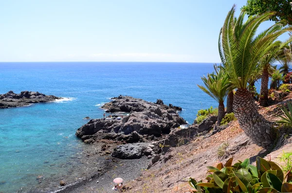 Schilderachtige strand en vulkanisch gesteente in Alcala op Tenerife, Spanje — Stockfoto