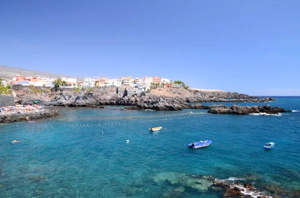 Spiaggia pittoresca e rocce vulcaniche ad Alcala a Tenerife, Spagna — Foto Stock