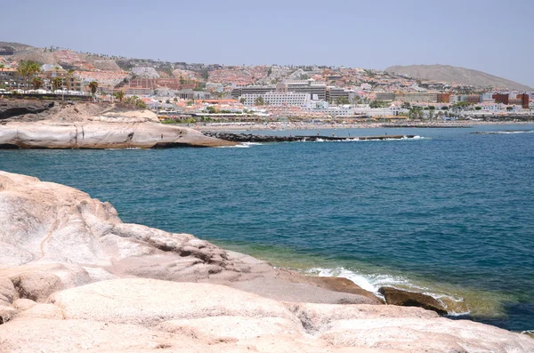 Costa Adeje Tenerife, İspanya içinde volkanik kayaçların doğal kıyı manzara — Stok fotoğraf