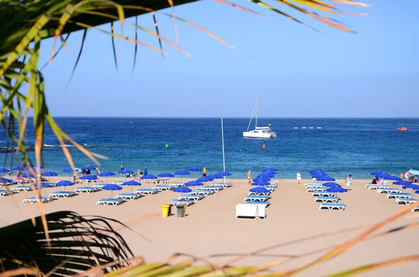Hermosa Playa de las Vistas en Los Cristianos en Tenerife, España — Foto de Stock