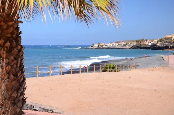 Schöner schwarzer sand playa de la enramada in adeje auf teneriffa, spanien — Stockfoto