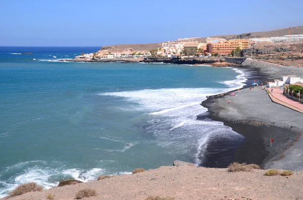 Piękny czarny piasek plaży Playa de la Enramada w Adeje na Tenerife, Hiszpania — Zdjęcie stockowe