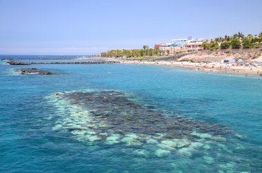 Tenerife, İspanya Adeje içinde muhteşem masmavi kumlu Playa del Duque