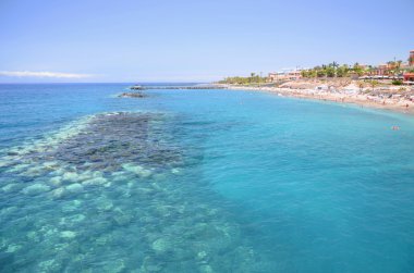 Tenerife, İspanya Adeje içinde muhteşem masmavi kumlu Playa del Duque