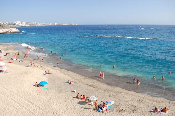 Preciosa playa de arena azul del Duque en Adeje en Tenerife, España —  Fotos de Stock