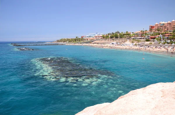 Härlig azurblå sandstranden Playa del Duque Adeje på Teneriffa, Spanien — Stockfoto