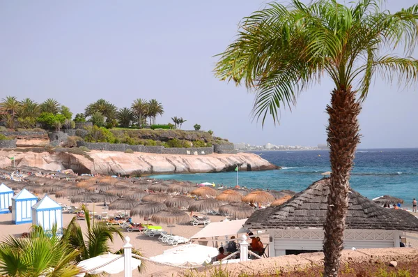 Przepiękny Lazur piaszczystej plaży Playa del Duque w Adeje na Tenerife, Hiszpania — Zdjęcie stockowe