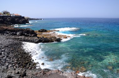 Puerto de Santiago Tenerife, İspanya turkuaz Atlas Okyanusu'nda doğal kıyı peyzaj