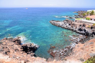 Puerto de Santiago Tenerife, İspanya turkuaz Atlas Okyanusu'nda doğal kıyı peyzaj