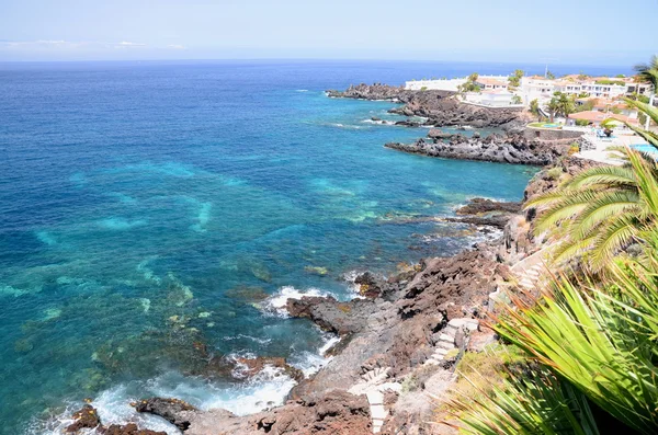 Panorama paesaggistico costiero dell'oceano Atlantico turchese a Puerto de Santiago a Tenerife, Spagna — Foto Stock