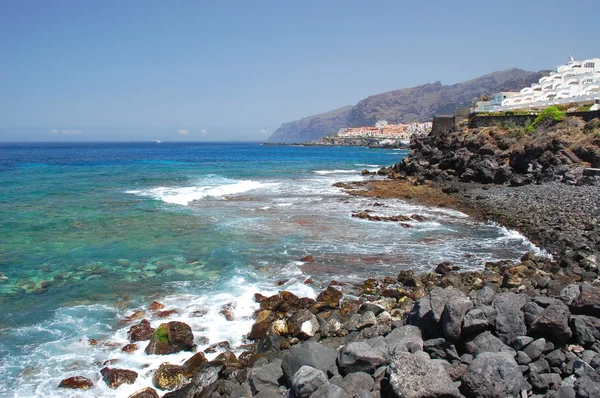 Schilderachtige kustlandschap van turquoise Atlantische Oceaan in Puerto de Santiago op Tenerife, Spanje — Stockfoto