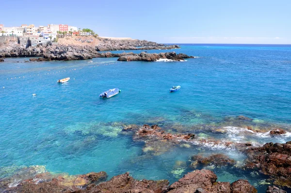 Praia pitoresca e rochas vulcânicas em Alcala, Tenerife, Espanha — Fotografia de Stock