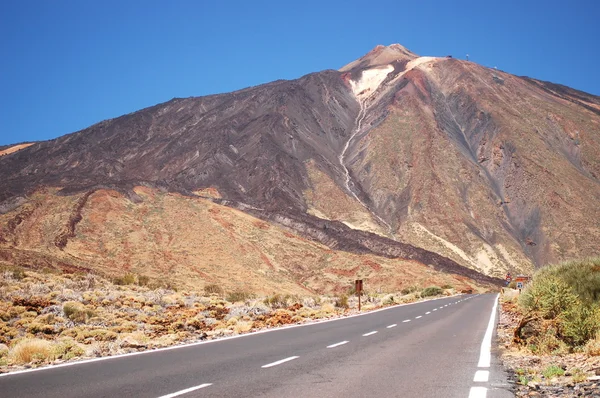 Toutes les routes mènent à teide dans le parc national teide sur tenerife, espagne — Photo