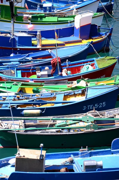 Bateaux de pêche colorés dans le port de pêche de Las Galletas sur Tenerife — Photo
