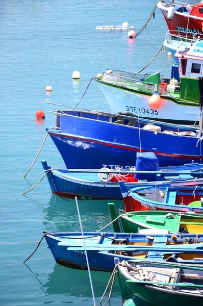 Bateaux de pêche colorés dans le port de pêche de Las Galletas sur Tenerife — Photo