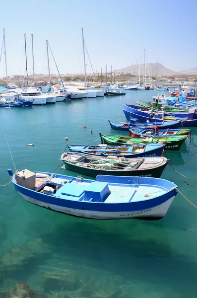 Bunte Fischerboote im Fischerhafen in Las Galeeras auf Teneriffa — Stockfoto