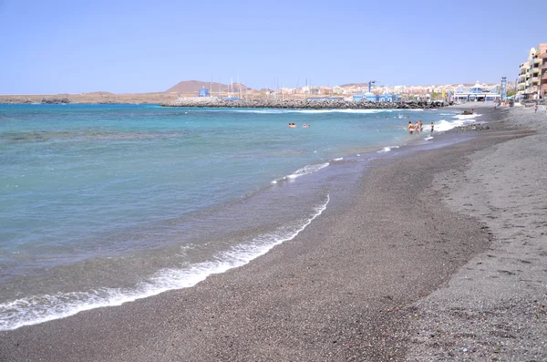 Malebné černé oblázkové pláži v Las Galletas na jihu Tenerife, Španělsko — Stock fotografie