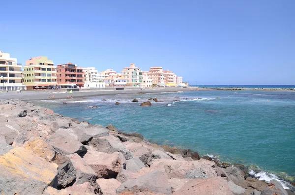 Praia de seixos preta pitoresca em Las Galletas, no sul de Tenerife, Espanha — Fotografia de Stock