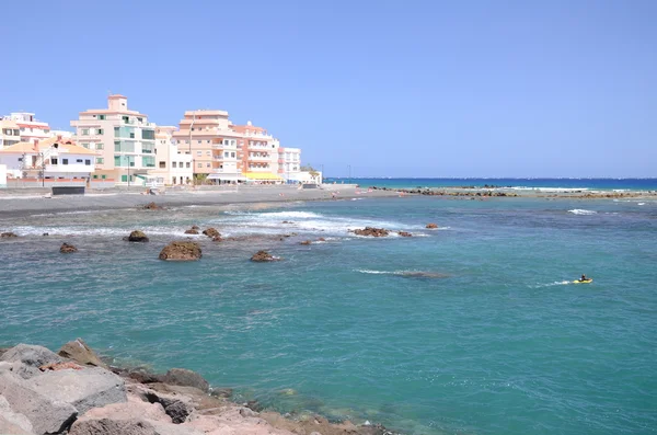 Praia de seixos preta pitoresca em Las Galletas, no sul de Tenerife, Espanha — Fotografia de Stock