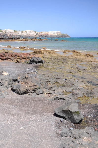 テネリフェ島、スペインの南にラスベガス クッキーで絵のような黒い小石のビーチ — ストック写真