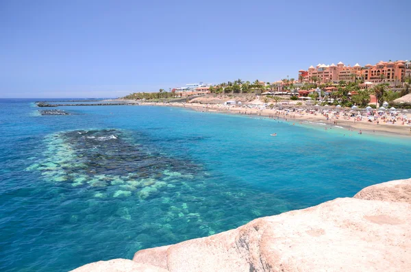 Wunderschöner azurblauer Sandstrand playa del duque in costa adeje auf teneriffa, spanien — Stockfoto