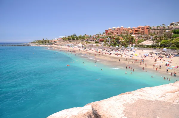 Wunderschöner azurblauer Sandstrand playa del duque in costa adeje auf teneriffa, spanien — Stockfoto