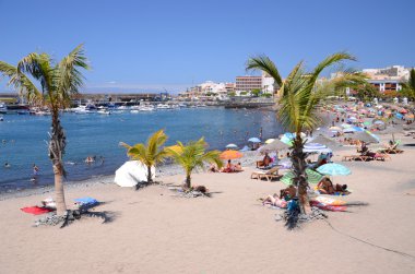 Playa de San Juan pitoresk beach Güney Tenerife Island batısında üzerinde.