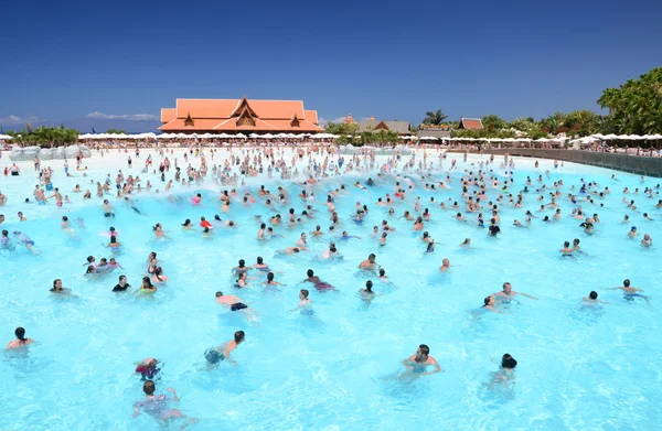 Turisti che amano l'onda artificiale nel Siam Park di Tenerife — Foto Stock