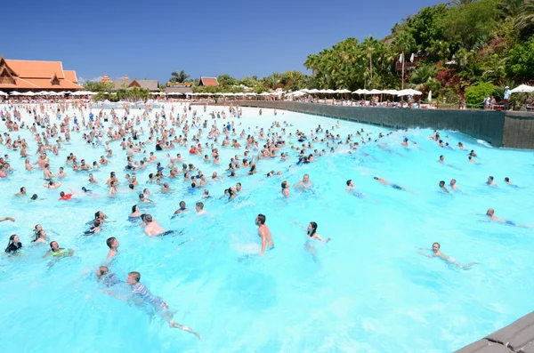 Turisti che amano l'onda artificiale nel Siam Park di Tenerife — Foto Stock