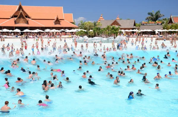 Turisták, élvezik a mesterséges hullám a Siam Park Tenerife — Stock Fotó
