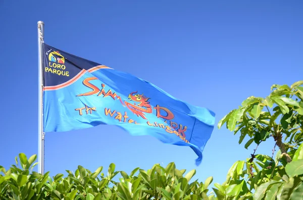 Bandeira acenando de Siam Park contra o céu azul em Costa Adeje em Tenerife — Fotografia de Stock