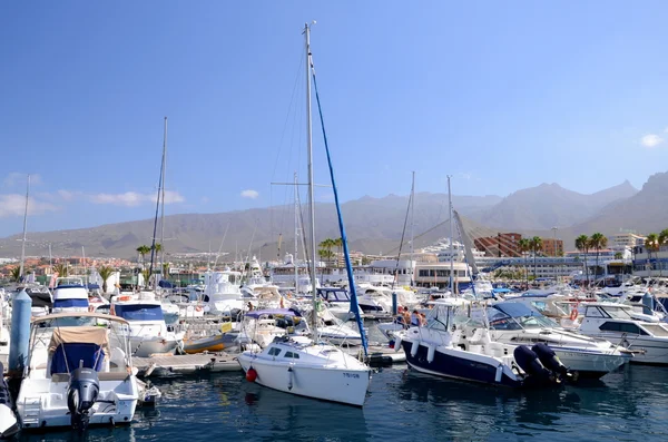 Βάρκες και Κότερα στο Puerto παχέος εντέρου yacht club στην περιοχή Costa Adeje, στο νησί της Τενερίφης — Φωτογραφία Αρχείου