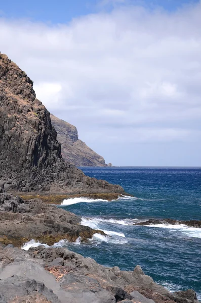 Malebná krajina od skalnatého pobřeží na sever od Tenerife ve Španělsku — Stock fotografie